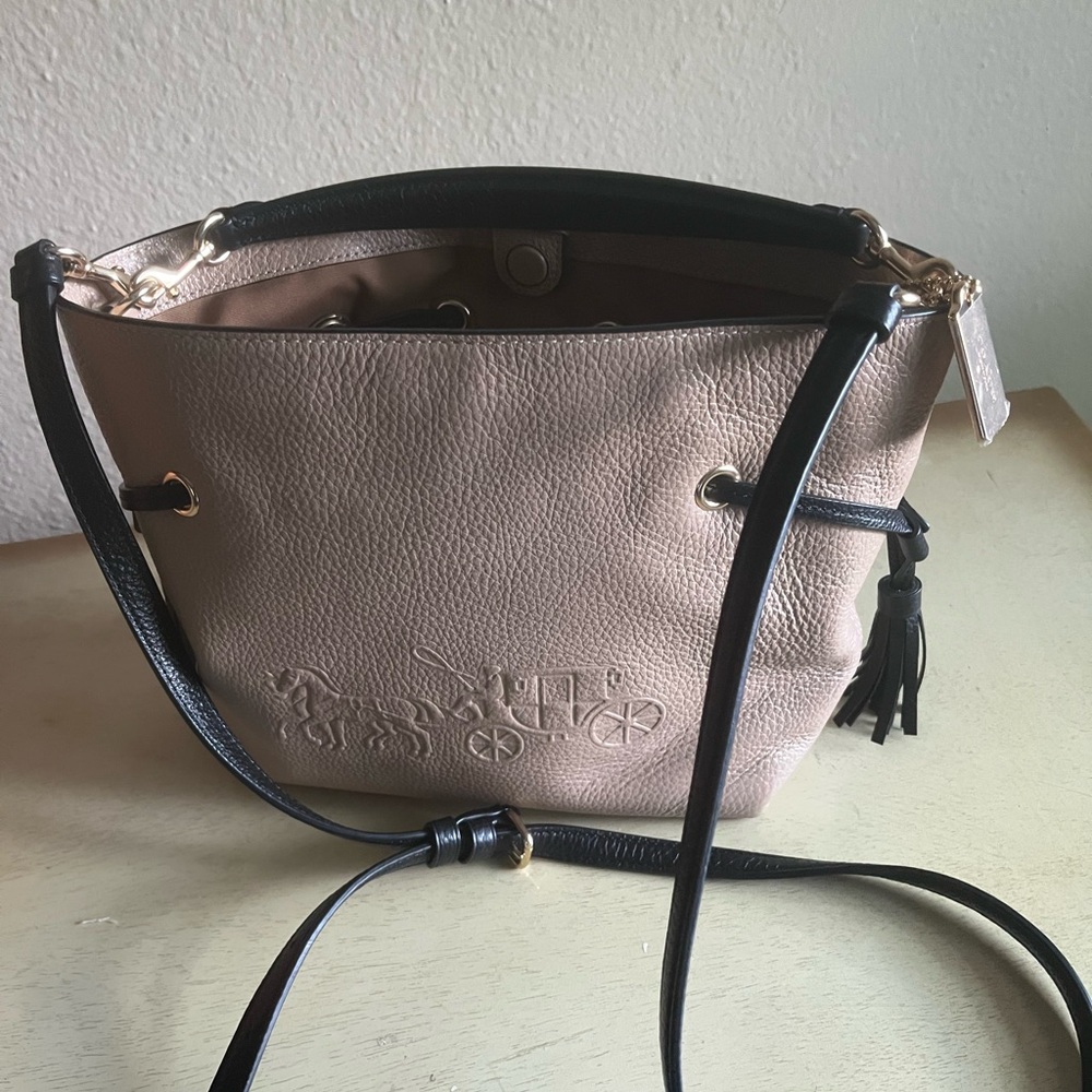 Andy Crossbody With Horse And Carriage
- rarely used - sold out in Coach